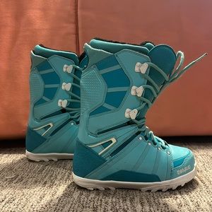 Women’s 32 lashed snowboard boots size 7